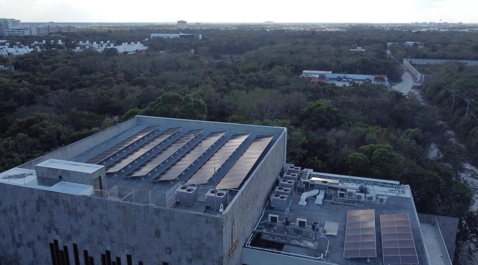 Instalación de paneles solares en azotea por Sinergic
