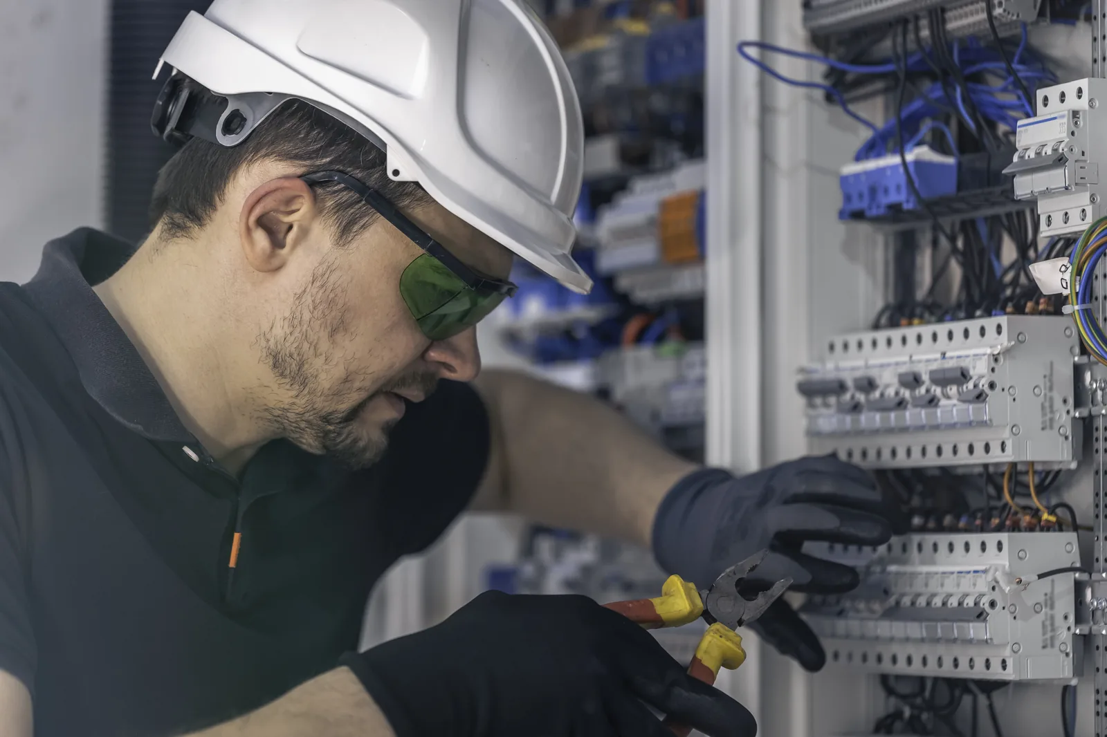Técnico de Sinergic realizando mantenimiento eléctrico