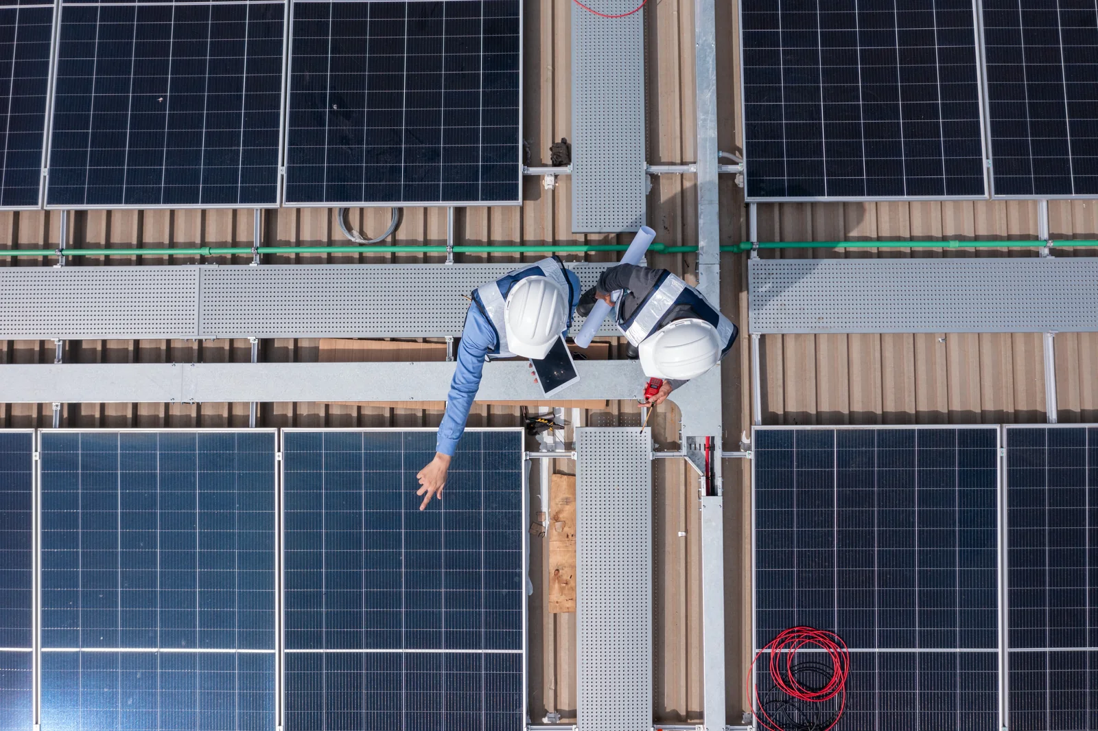 Instalación industrial de paneles solares vista aérea Sinergic