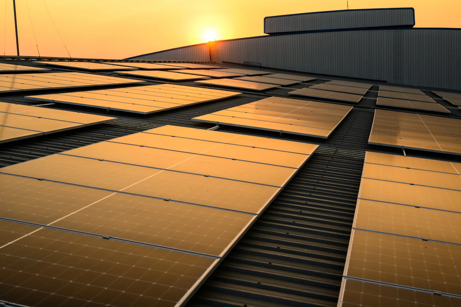 Paneles solares industriales en azotea al atardecer, PPA Sinergic